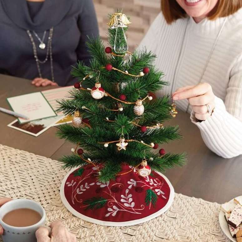 8. Mini árvore de natal no centro de mesa natalina – Foto Hallmark