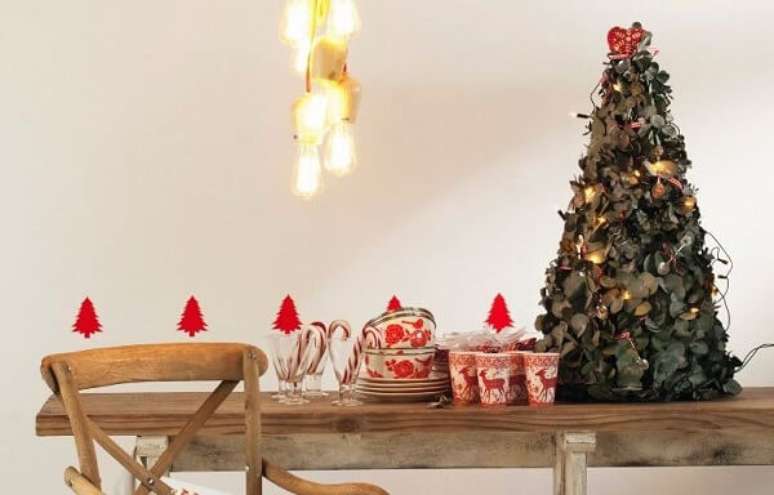 31. Mesa de madeira decorada com mini arvore de natal – Foto Westwing