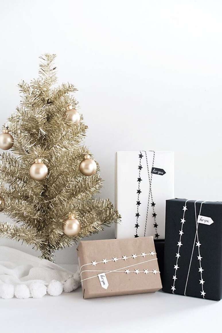 52. Mini árvore de natal simples com bolas douradas – Foto Style Lovely