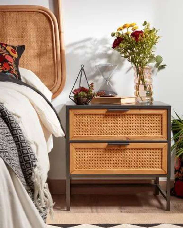 39. Mesa de cabeceira retro com madeira e ferro para quarto vintage &ndash; Foto KaveHome