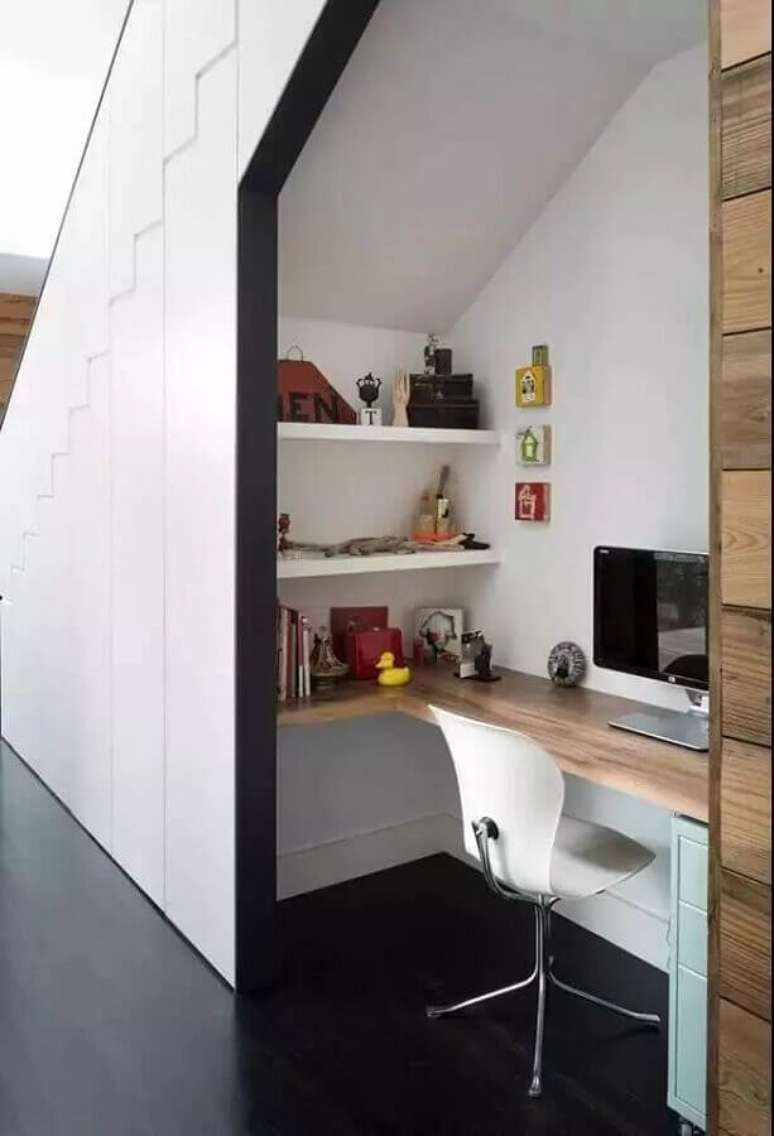 43. Decora&ccedil;&atilde;o de home office pequeno com bancada de trabalho de madeira de canto &ndash; Foto: Behance