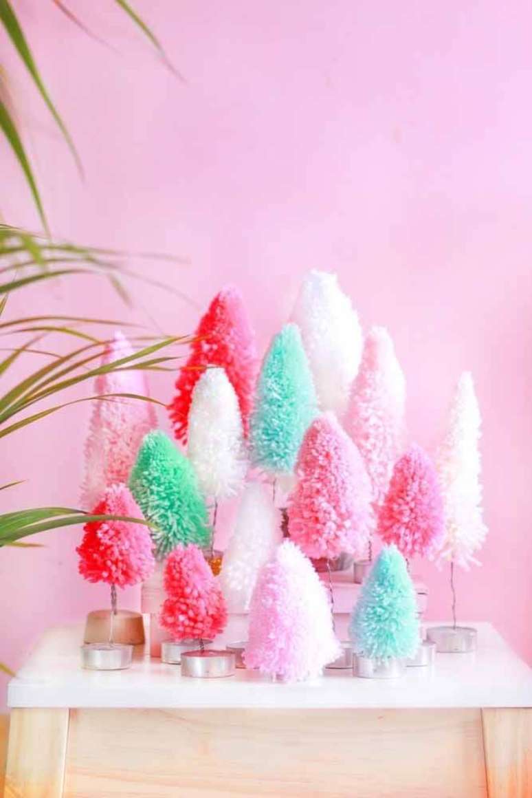 5. Aparador decorado com mini árvores de natal coloridas feitas com lã – Foto Decor Facil