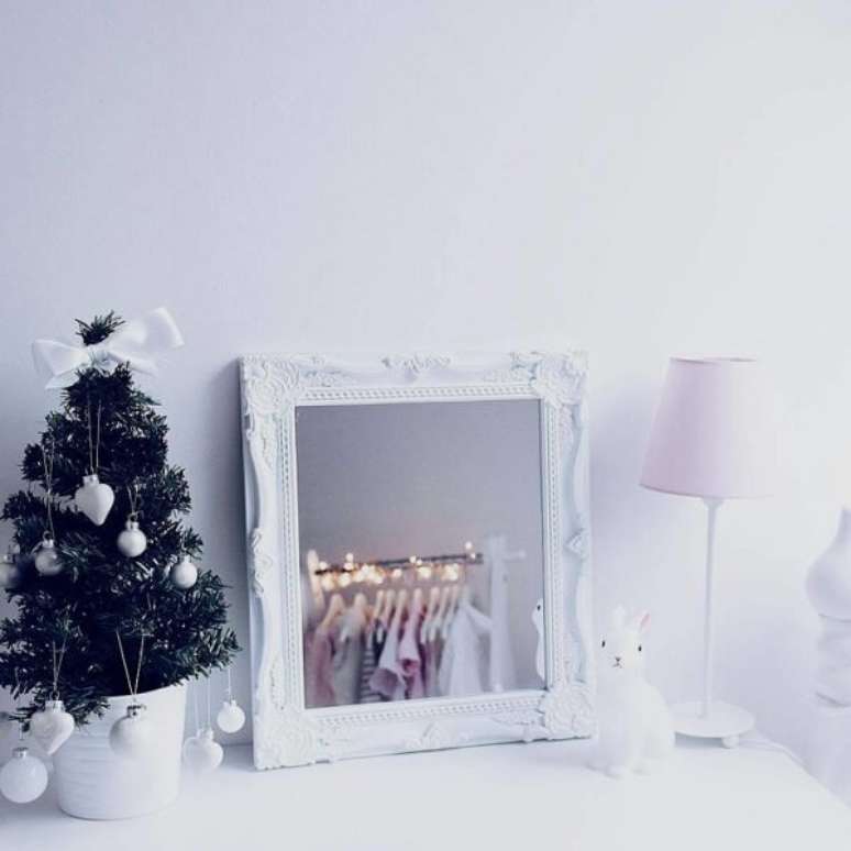 20. Closet feminino decorado com mini arvore de natal prateada – Foto Jahanna Felicias