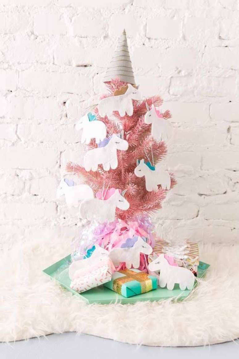 24. Decora&ccedil;&atilde;o com mini &aacute;rvore de natal rosa e enfeites de unic&oacute;rnio de feltro &ndash; Foto Decor Facil