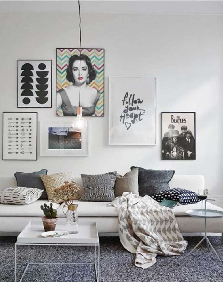 54. Sala com quadros estilo vintage &ndash; Foto Joao Paulo Amaral