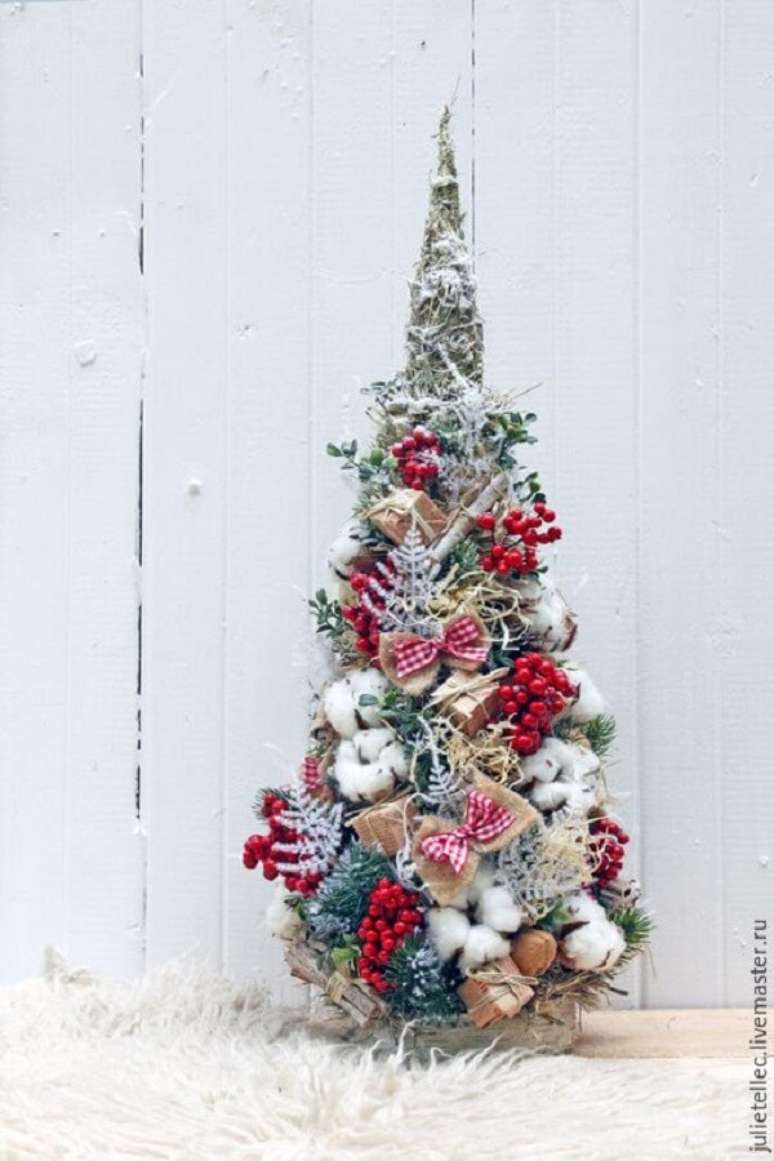 19. Centro de mesa decorado com mini árvore de natal – Foto Live Master