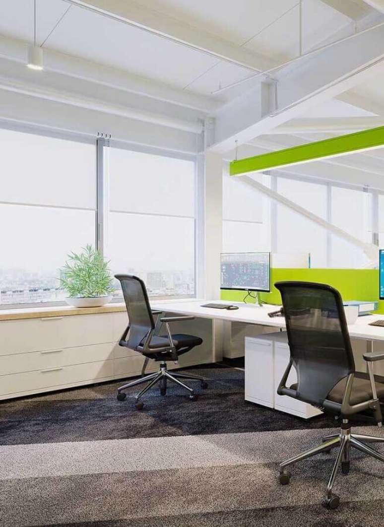 35. Decora&ccedil;&atilde;o clean para escrit&oacute;rio coorporativo com bancada de trabalho &ndash; Foto: Home Decor Dezigns