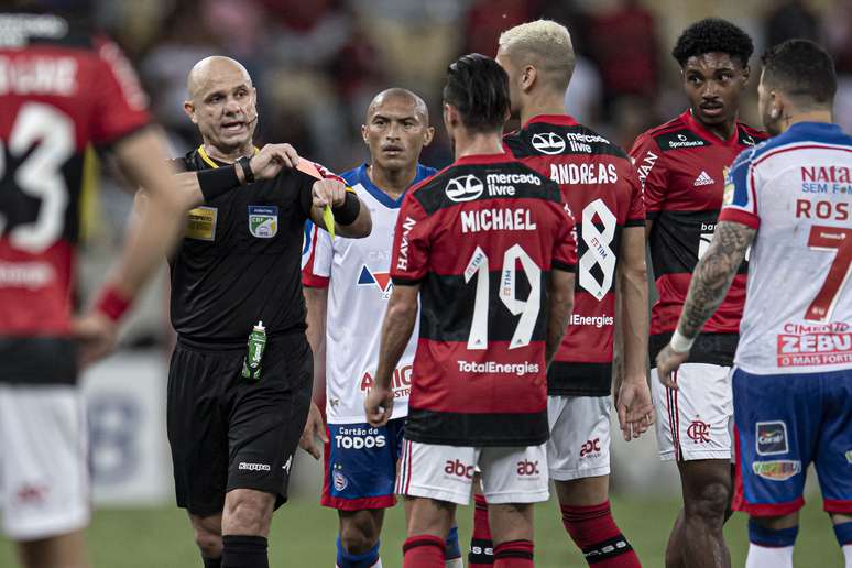 O árbitro Vinicius Gonçalves Dias Araújo teve atuação contestada na partida entre Flamengo e Bahia 