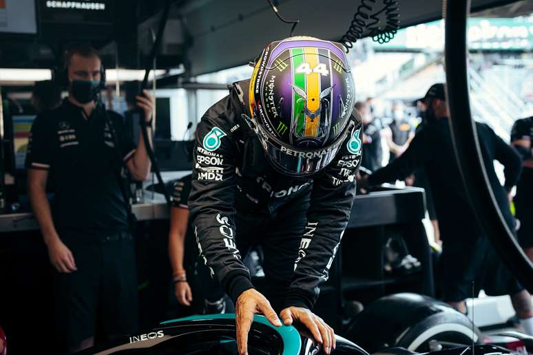 Hamilton, com capacete alusivo ao Brasil, entra em seu Mercedes para o FP1