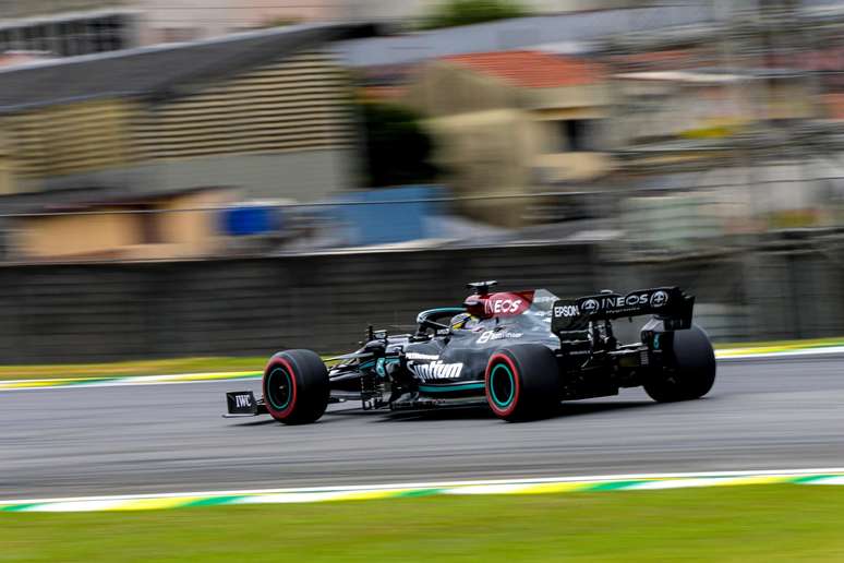Irregularidade foi detectada na asa traseira do Mercedes de Hamilton