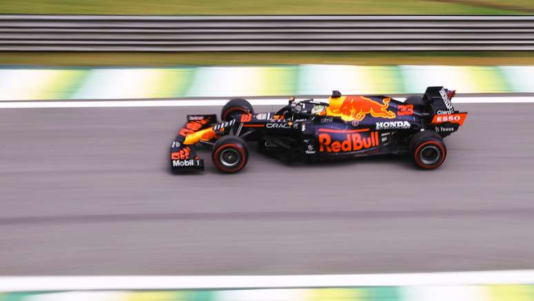 Verstappen sai dos boxes em Interlagos. Holandês ficou em 2º