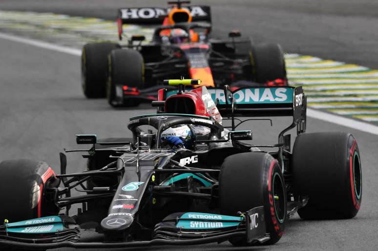 Max Verstappen ficou atrás de Valtteri Bottas na corrida sprint do GP de São Paulo 