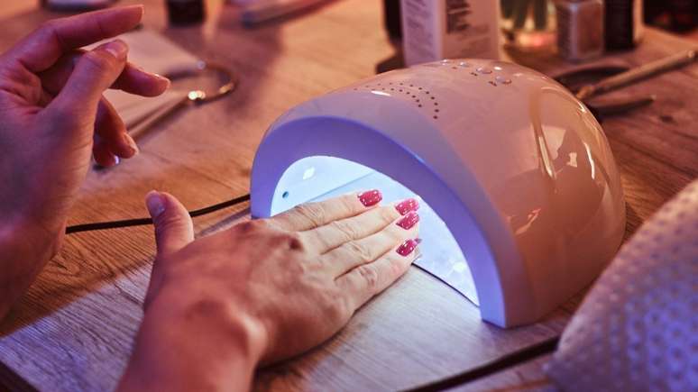 A cabine de luz usada para a secagem das unhas requer alguns cuidados, segundo dermatologista