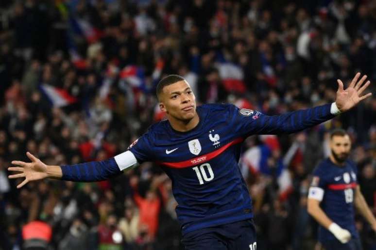 Mbappé atuando pela Seleção Francesa contra o Cazaquistão (Foto: FRANCK FIFE / AFP)