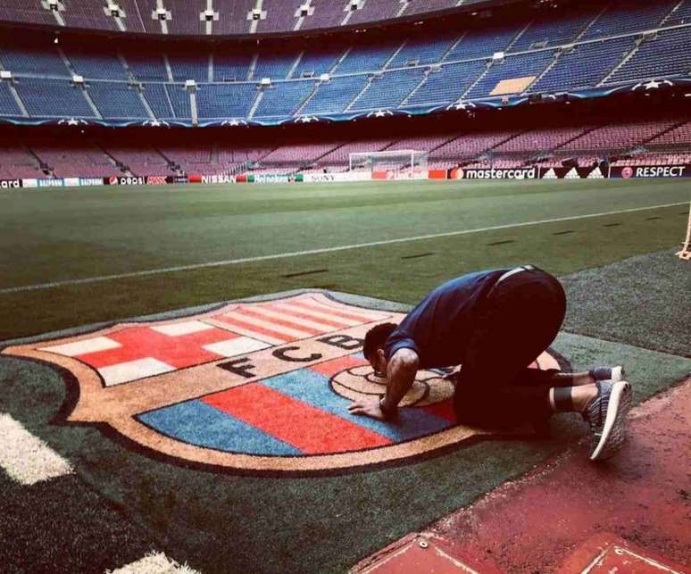 Daniel Alves publicou foto nas redes sociais comemorando retorno ao Barcelona (Foto: Reprodução / Instagram)