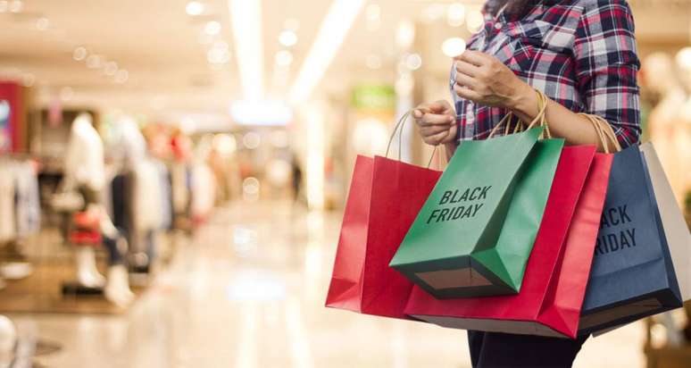 Neste ano, o fluxo de compras da Black Friday deve ser híbrido (presencial e on-line) | Imagem: Shutterstock
