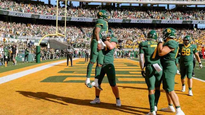 Gerry Bohanon celebra touchdown dos Bears (Baylor Football)