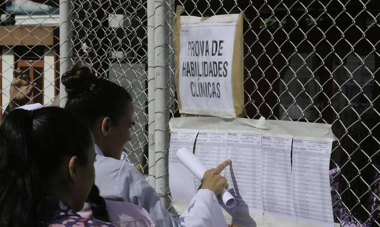 Prova é aplicada para revalidar diploma de médicos estrageiros que querem atuar no Brasil