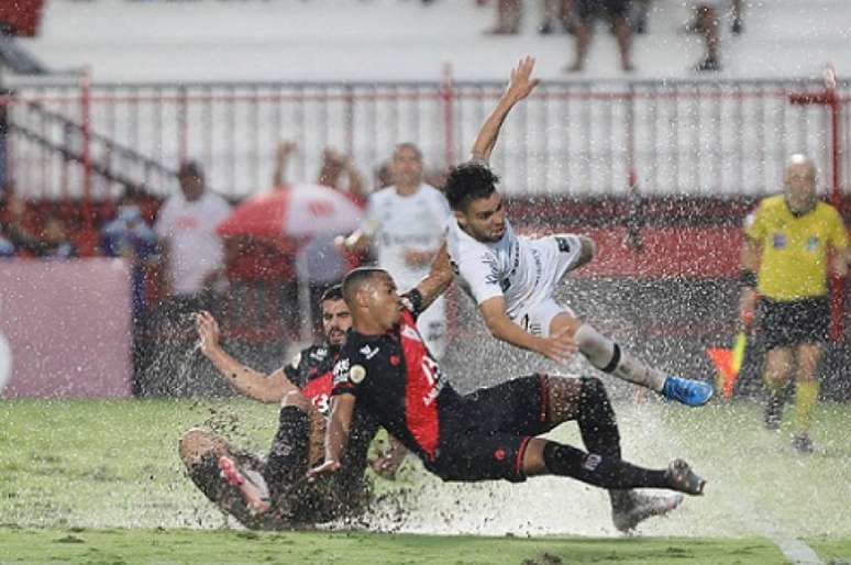 Santos e Atlético-GO fizeram um jogo feio, muito por causa do gramado alagado (Divulgação/Flickr do Santos)