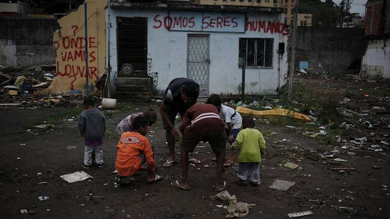 Família em situação de pobreza no Brasil; conclusões de estudos feitos na Holanda e em outros períodos de come podem se aplicar ao contexto atual