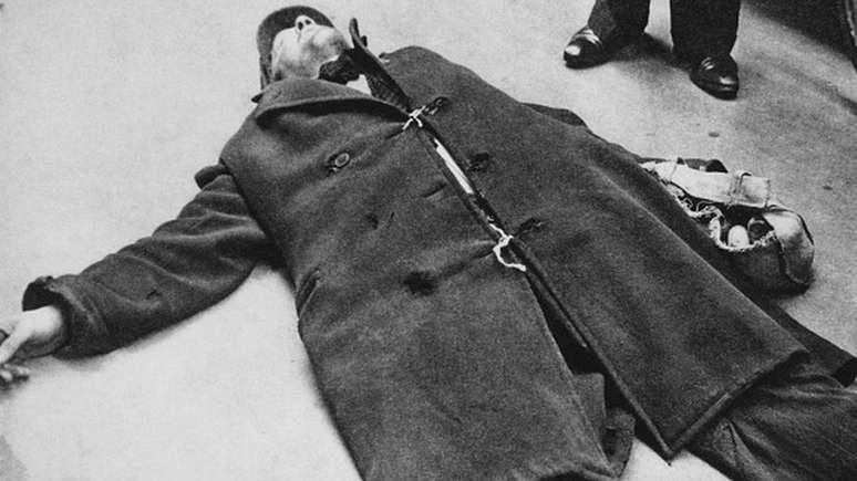 Homem desfalecido pela fome, na Holanda, no inverno de 1944; 'hongerwinter' deixou 20 mil mortos no país e consequências de longo prazo para a saúde
