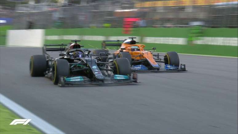 Hamilton ultrapassa Ricciardo por fora