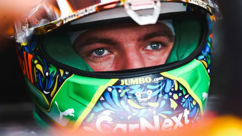 Max Verstappen com seu capacete em homenagem ao Brasil