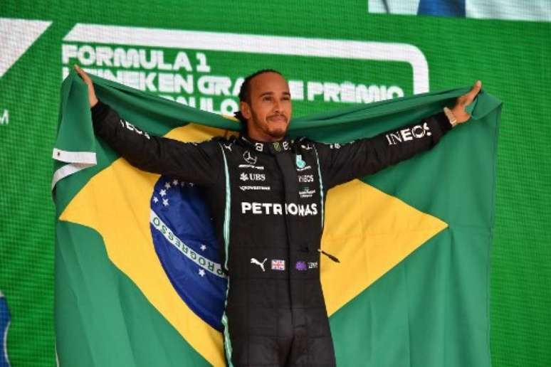 Lewis Hamilton ergueu a bandeira do Brasil após vencer o Grande Prêmio de São Paulo (NELSON ALMEIDA / AFP)
