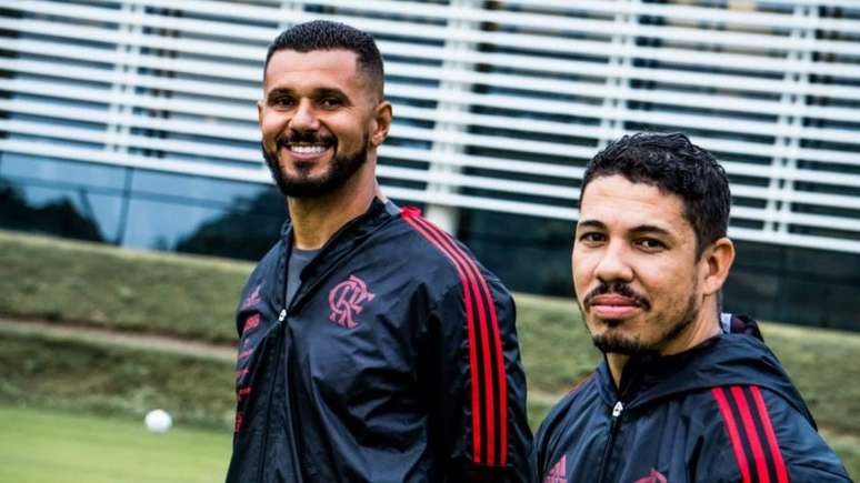 Thiago Eller, preparador de goleiros, e Sidnei Bernardes, roupeiro, no CT do Flamengo (Foto: Arquivo pessoal)