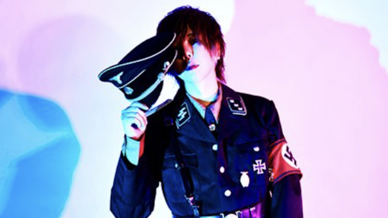 Funcion&aacute;rios do bar usavam, inclusive, uniformes de estilo militar com a cruz gamada