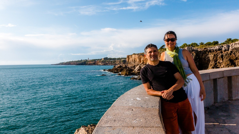 Claudney e a esposa, Karla, em uma praia em Cascais, a cerca de 30 km de Lisboa