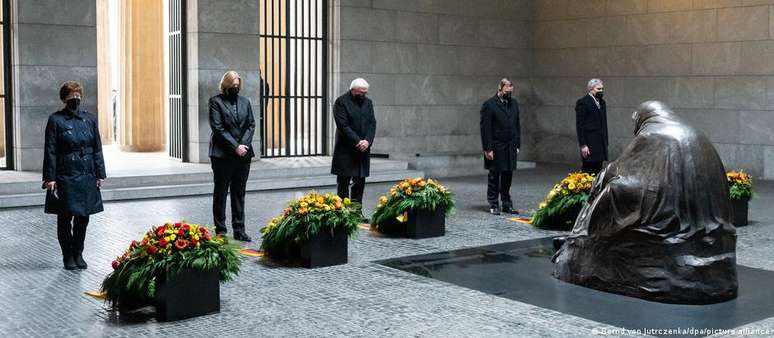 Políticos alemães, incluindo o presidente Steinmeier (centro), participam de cerimônia na Neue Wache, em Berlim