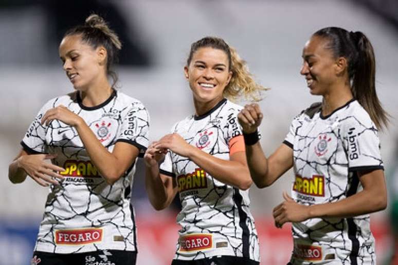 Corinthians arrasa Santos e está com um pé na final do Brasileiro feminino