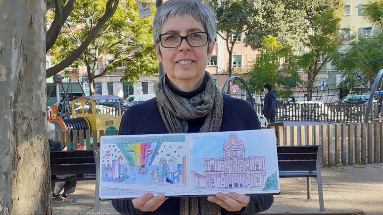 Patrícia Martins mostra ilustrações suas — ela passou a desenhar e a pintar em Portugal