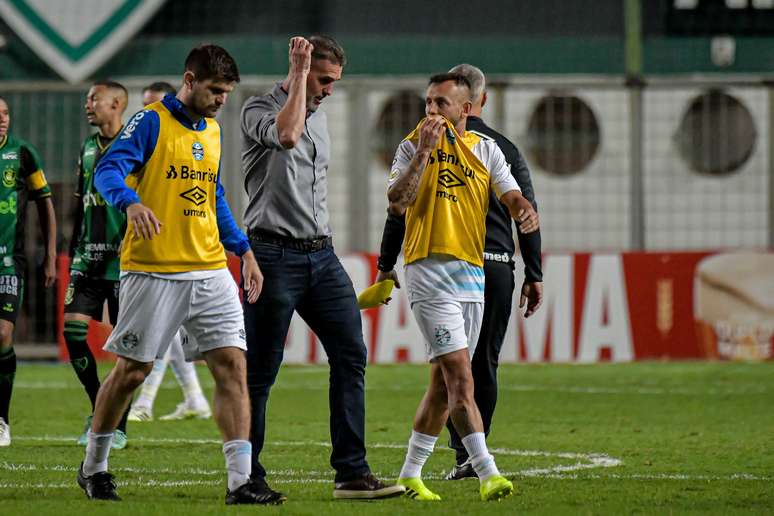 Vagner Mancini conversa com os jogadores do Grêmio durante derrota para o América-MG