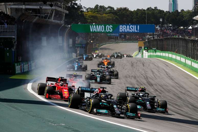 Hamilton &agrave; frente de Bottas e Sainz na relargada