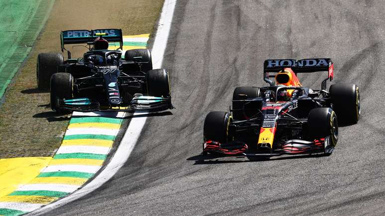 Verstappen passa Bottas na largada 