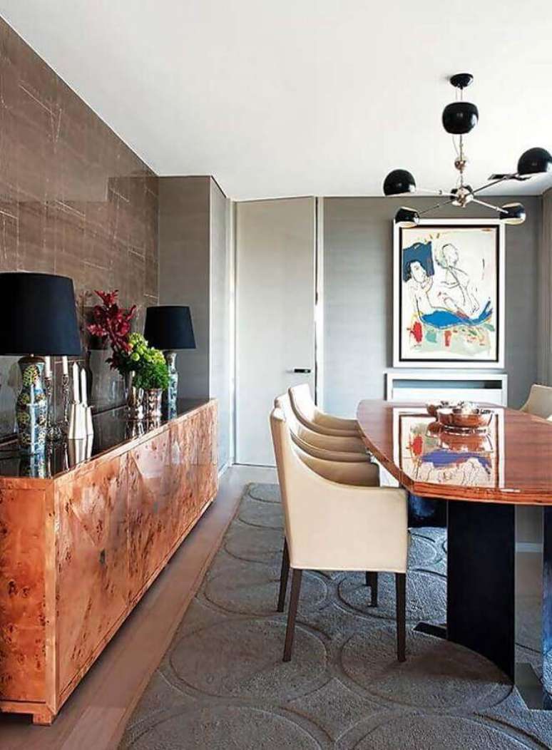 7. Abajur preto para decoração moderna com balcão para sala de jantar em madeira – Foto: Decor Fácil