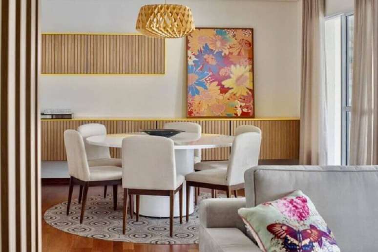 61. Tapete geométrico e balcão aparador para sala de jantar decorada em cores claras – Foto: Orlane Santos Arquitetura