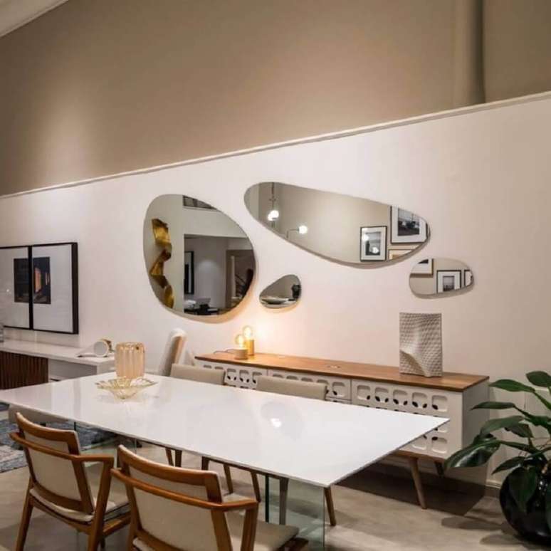 20. Balcão com espelho para sala de jantar decorada moderna – Foto: The House 83