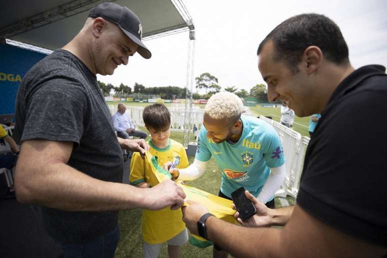 Ex-goleiro Marcos e Neymar autografam camisa para torcedor (FOTO: Lucas Figueiredo/CBF)