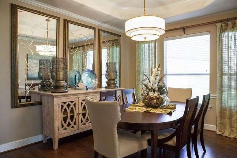 18. Balcão com espelho para sala de jantar com decoração clássica – Foto: Renee Turner Interiors