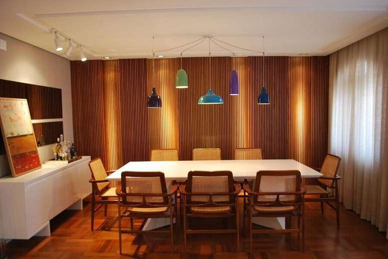 15. Balcão buffet para sala de jantar decorada com luminárias modernas e parede ripada de madeira – Foto: Projetica Design & Arquitetura