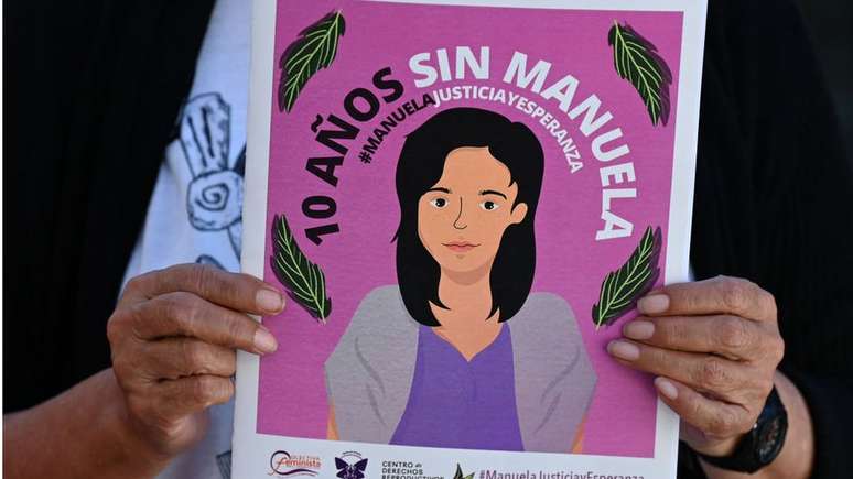 Manifestante com cartaz de memória a Manuela, salvadorenha que foi condenada por ter sofrido aborto espontâneo e morreu na prisão