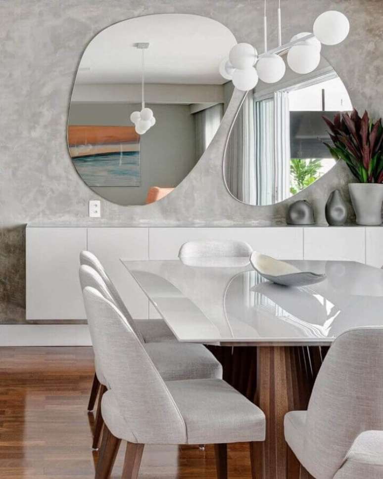 6. Balcão com espelho para sala de jantar moderna decorada com parede de cimento queimado – Foto: Si Saccab Arquitetura