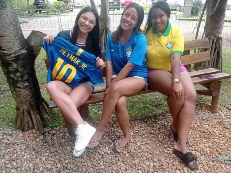 Nayra, Thainá e Thaís desembolsaram mais de R$ 1 mil só para ver Neymar (Foto: Fábio Lázaro/Lancepress)