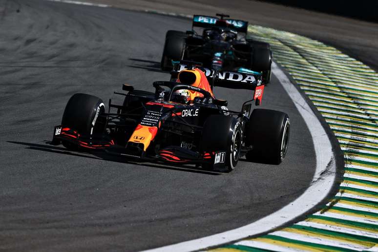 Max Verstappen e Lewis Hamilton: duelo de tit&atilde;s na F1 2021 