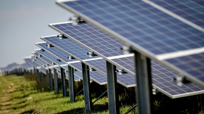 Painéis solares em um campo