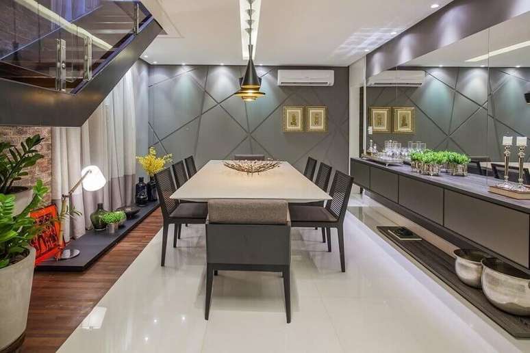60. Parede espelhada e balcão para sala de jantar cinza com decoração moderna – Foto: Sandoval Ferreira Neto