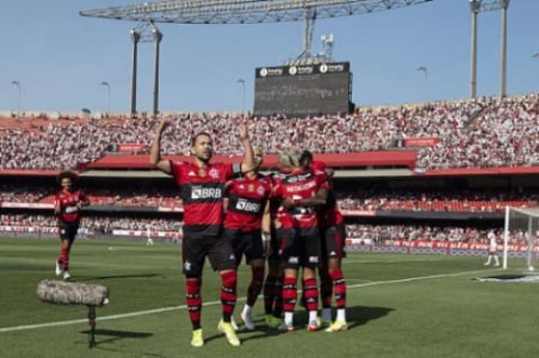 Everton Ribeiro comemorando a vitória (Foto: Alexandre Vidal/CRF)